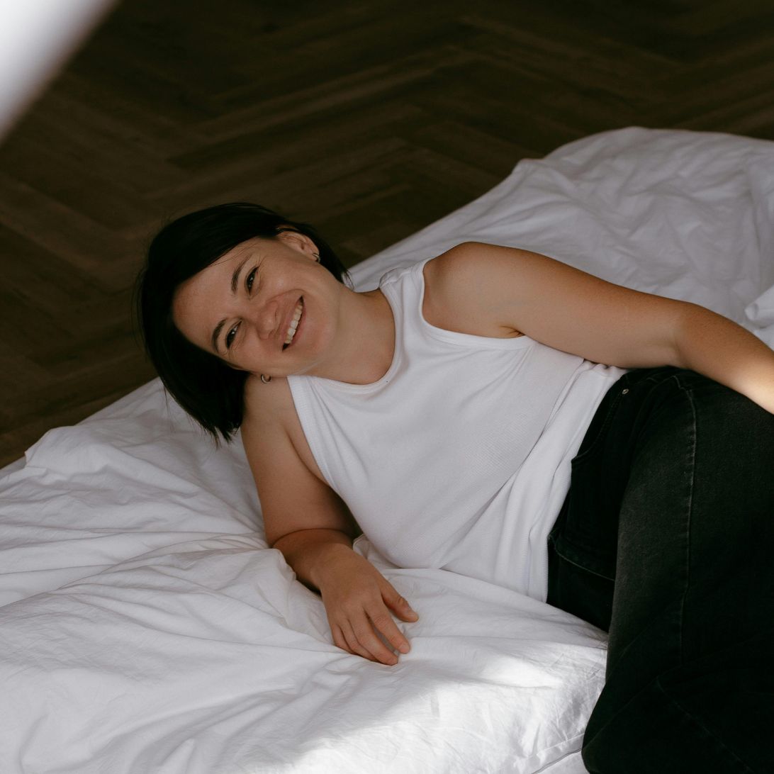 Vrouw test of matras het beste matras voor haar is