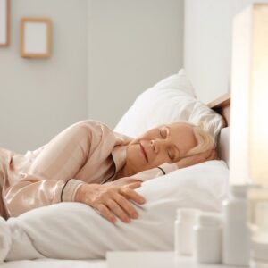 Vrouw ligt te slapen op beste matras bij parkinson