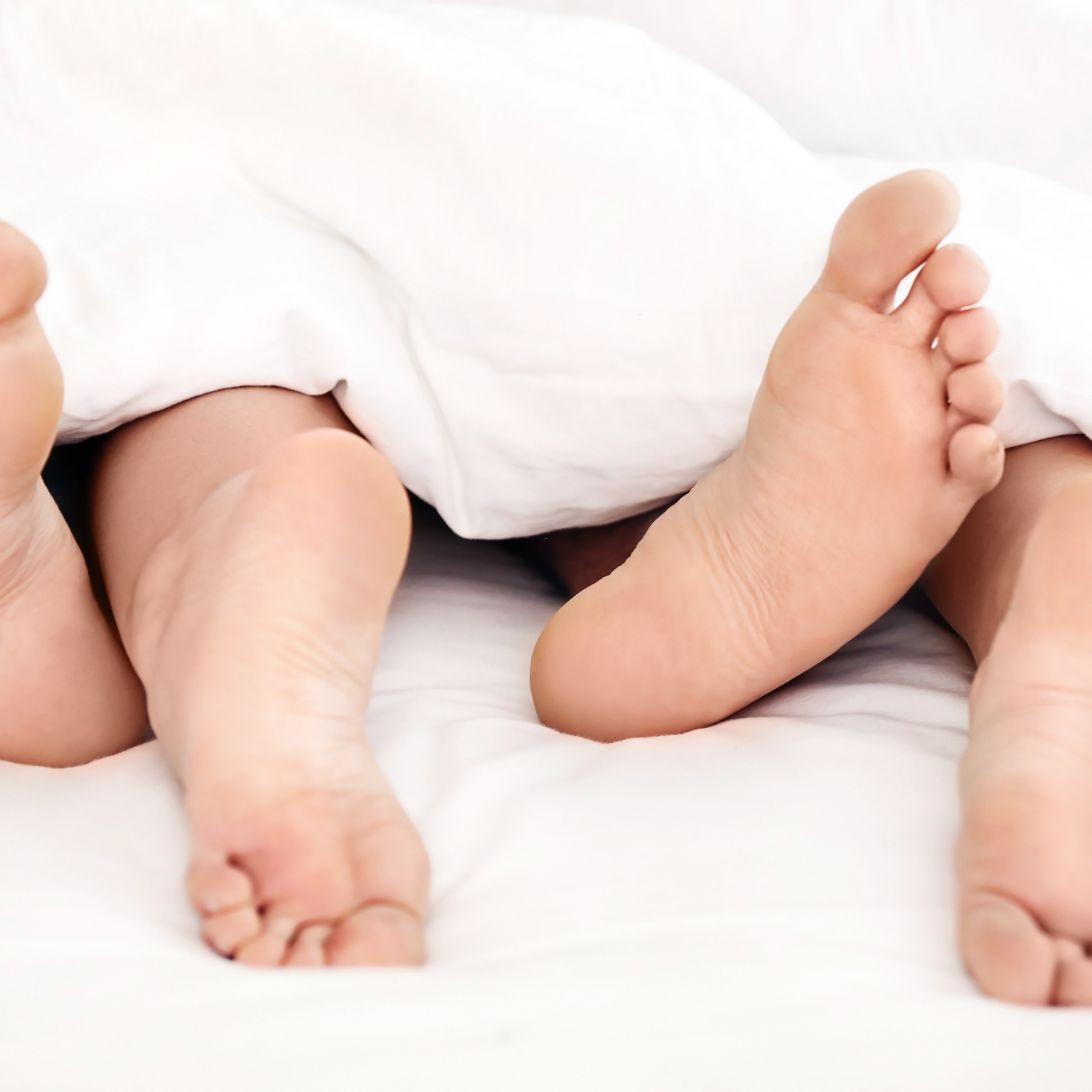 Man en vrouw zijn intiem samen op beste matras voor seks