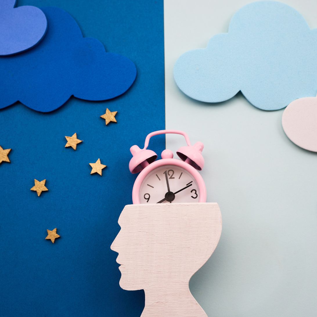 Plaatje dat symbool staat voor biologische klok, met een persoon met klok in hoofd in het midden en de nacht en dag aan beide kanten. 