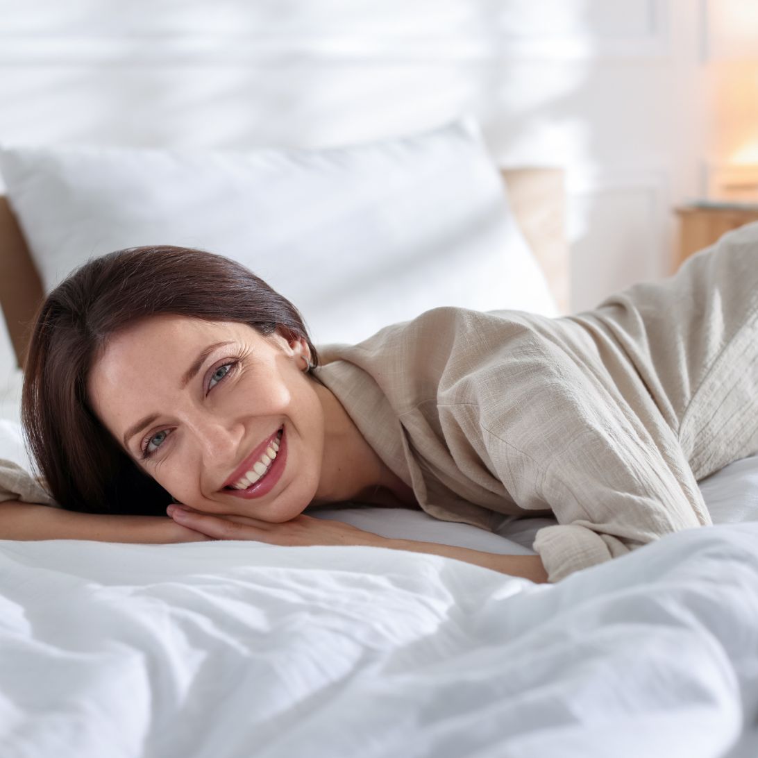 Vrouw ligt op duurzaam matras van natuurlijke materialen