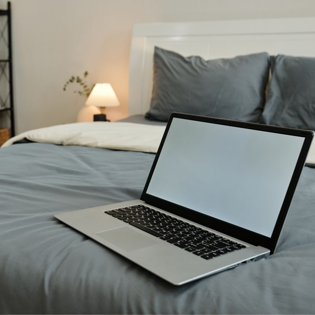 Elektronica in slaapkamer, laptop op bed