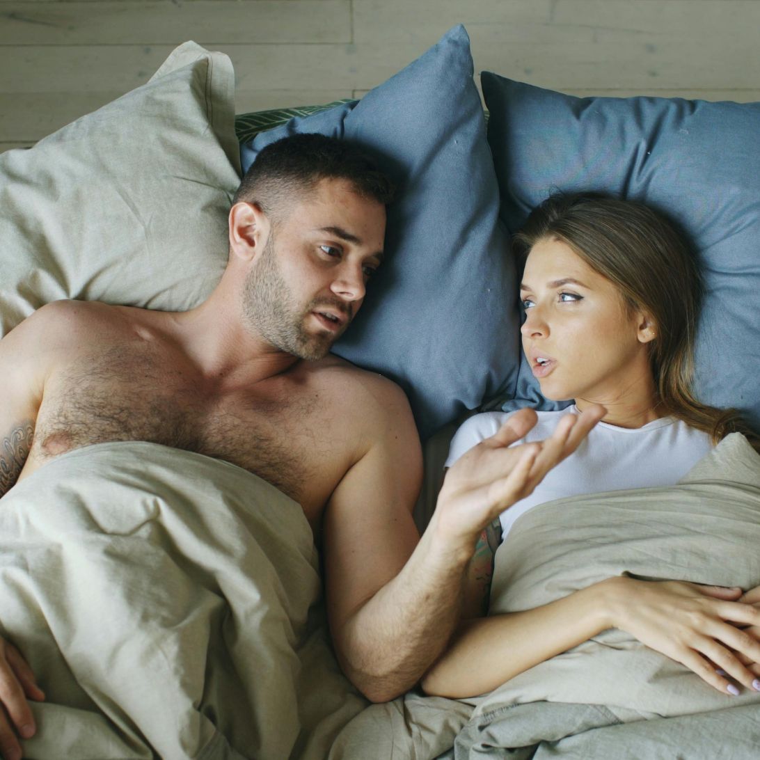 Vrouw en man proberen te slapen op Extendable flatpack paper bed