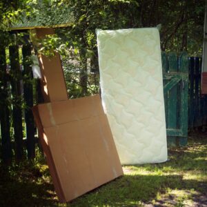 Gecomprimeerd matras en paar dozen in een tuin