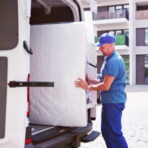 Man bezorgd gecomprimeerd matras
