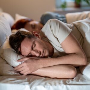 Man en vrouw genieten van gezond slapen, belangrijk onderdeel van een gezond leven