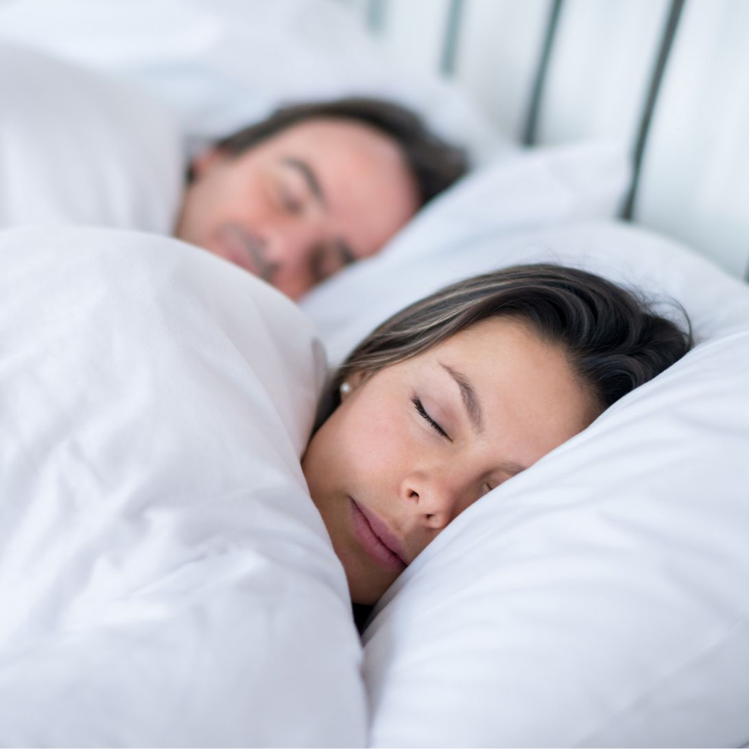 Man en vrouw genieten van gezond slapen, belangrijk onderdeel van een gezond leven