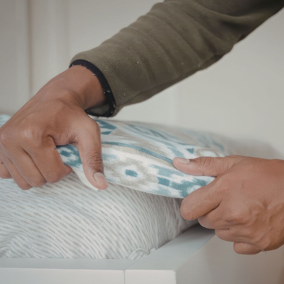 Man checkt matras op giftige stoffen