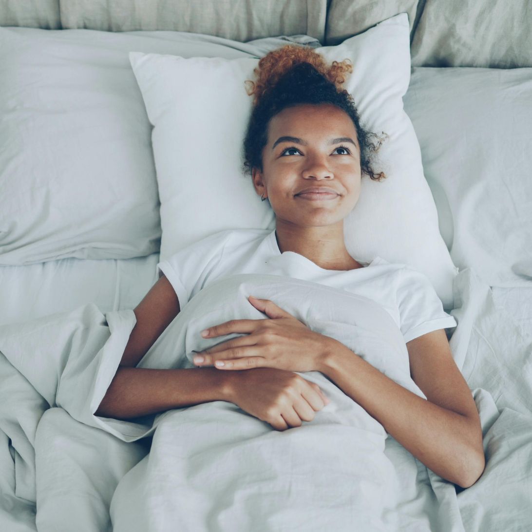 Vrouw ligt in ideale bed