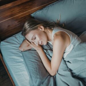 Vrouw ligt heerlijk te slapen na lezen van nieuwe inzichten over slaap