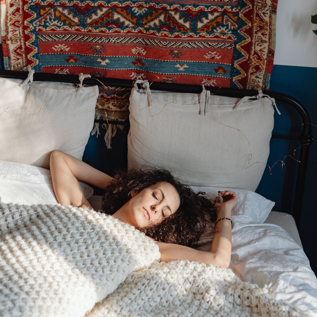 Vrouw ligt heerlijk te slapen na lezen van nieuwe inzichten over slaap