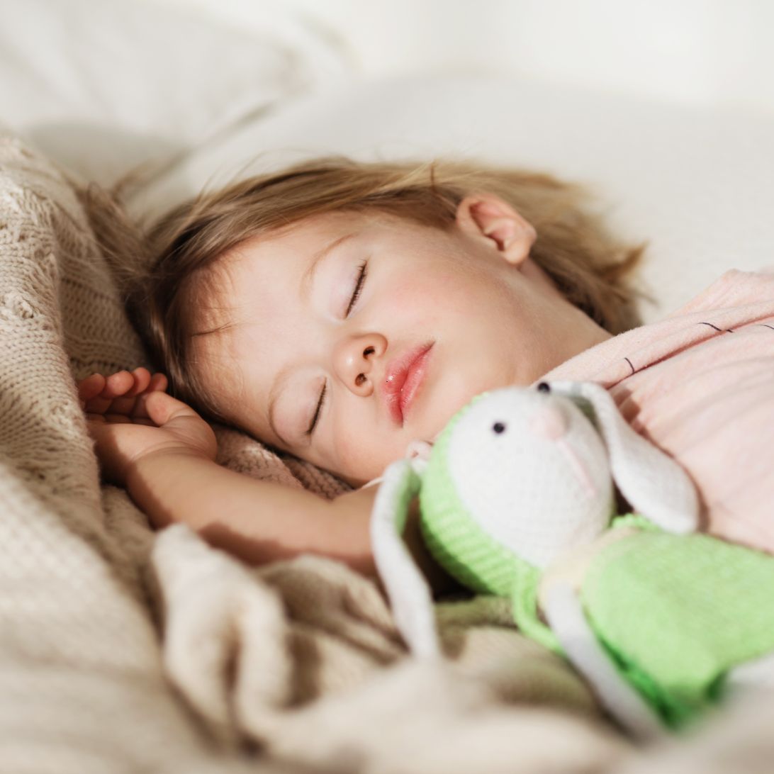 Kind ligt te slapen op goed kindermatras, ouders hebben bij kindermatras kopen gelet op materialen