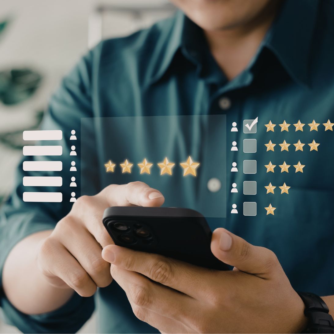 Man checkt matrassen reviews op telefoon