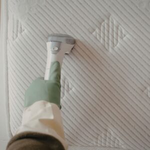 Persoon is zelf matras aan het maken met speciale apparatuur