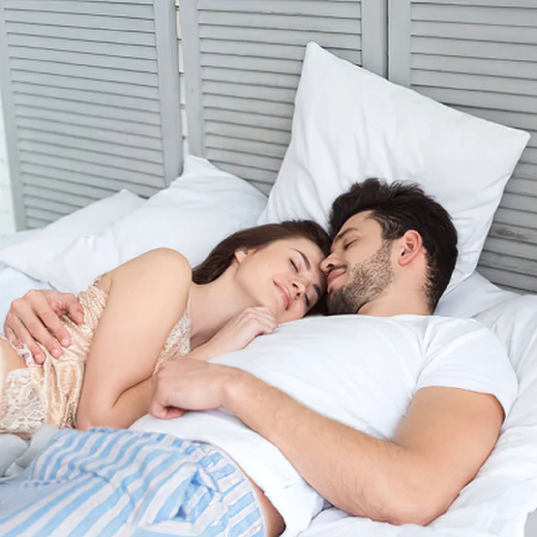 Man en vrouw testen matras op seksgeschiktheid