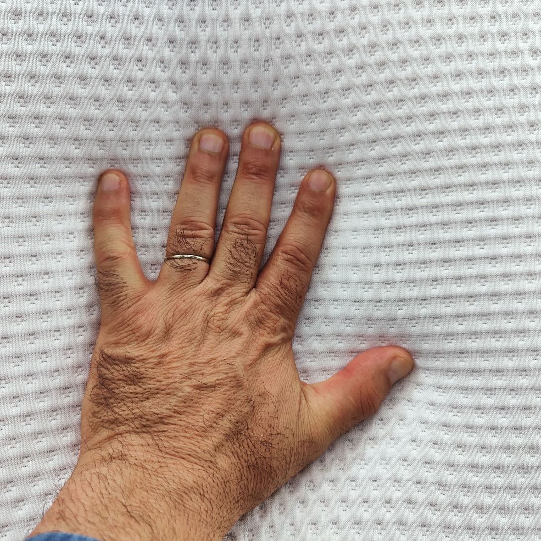 Man test matras door het in te drukken, is het het beste matras voor zware mensen?