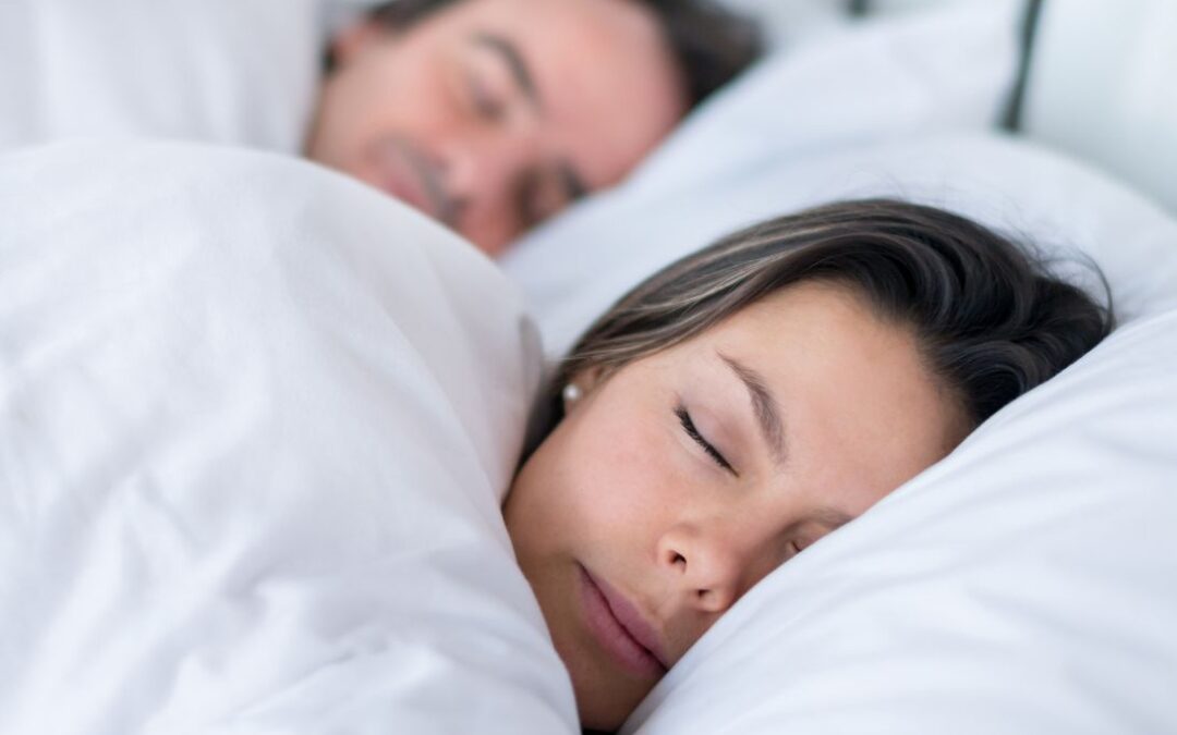 Waarom meer slaap voordelig is voor je relatie