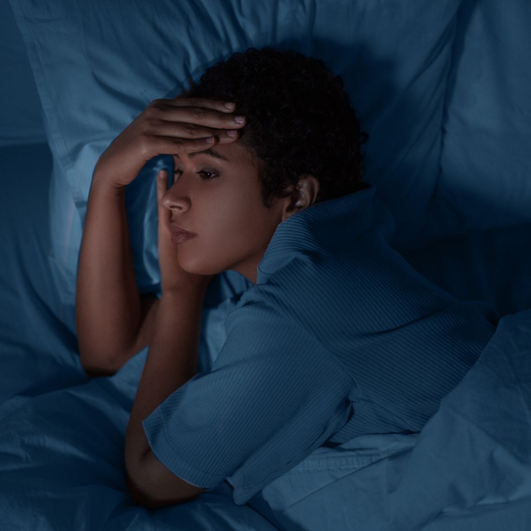 Vrouw is midden in de nacht wakker