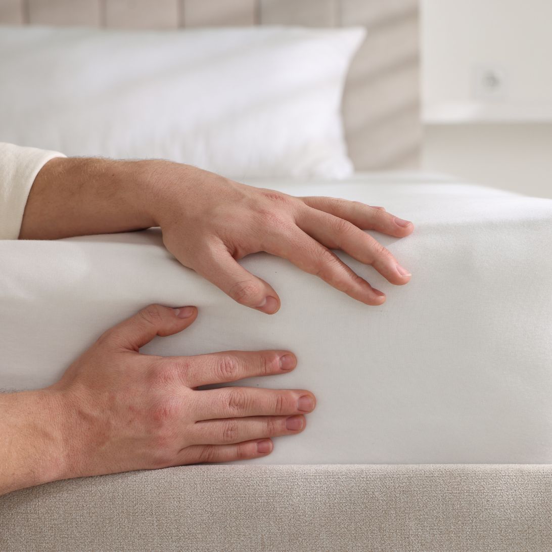 Persoon raakt milieuvriendelijk matras aan