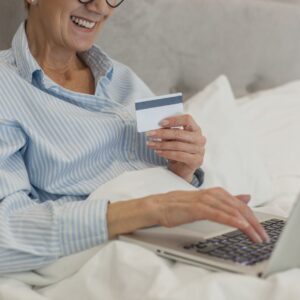 Vrouw is op bed online matras aan het kopen