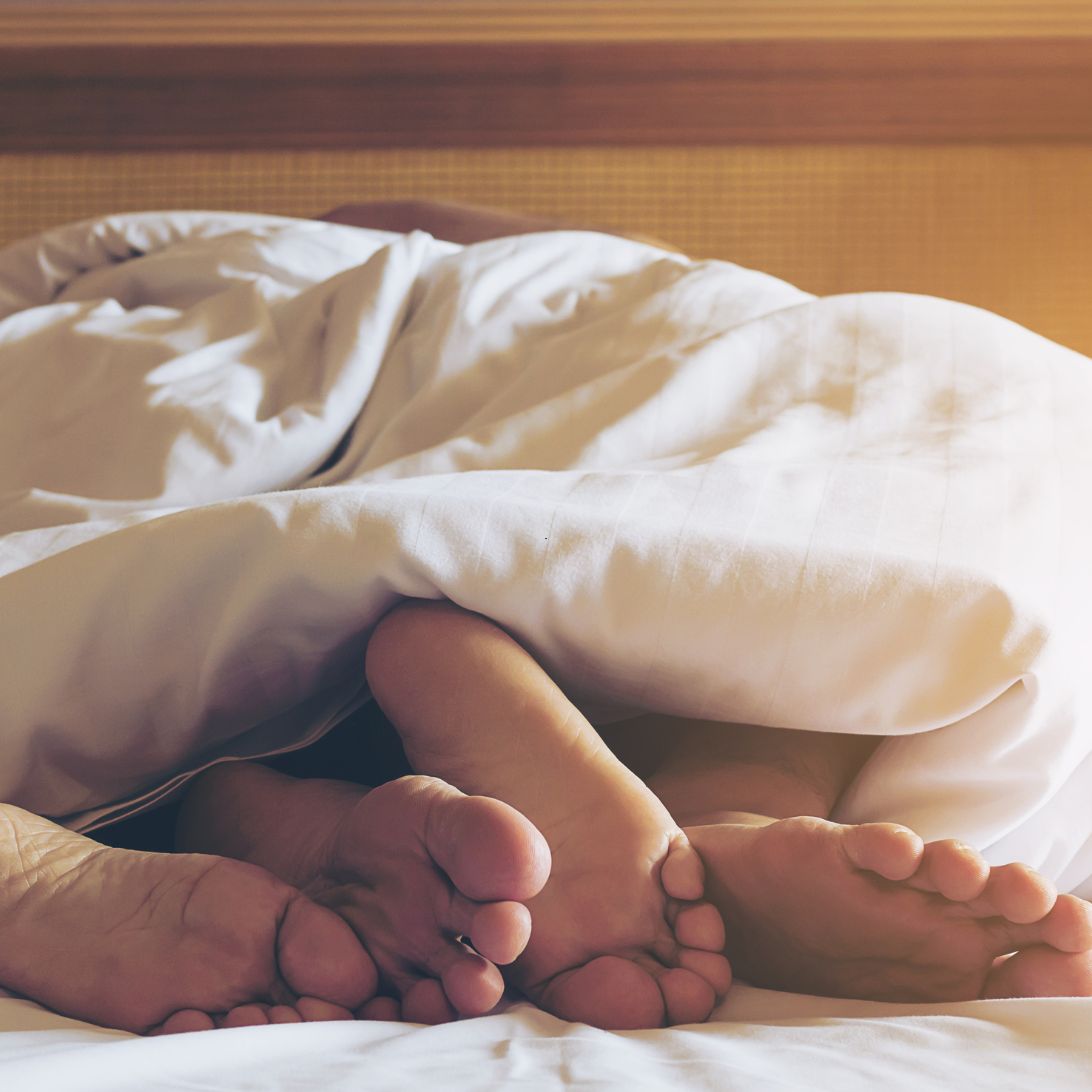 Man en vrouw proberen seks op een traagschuim matras