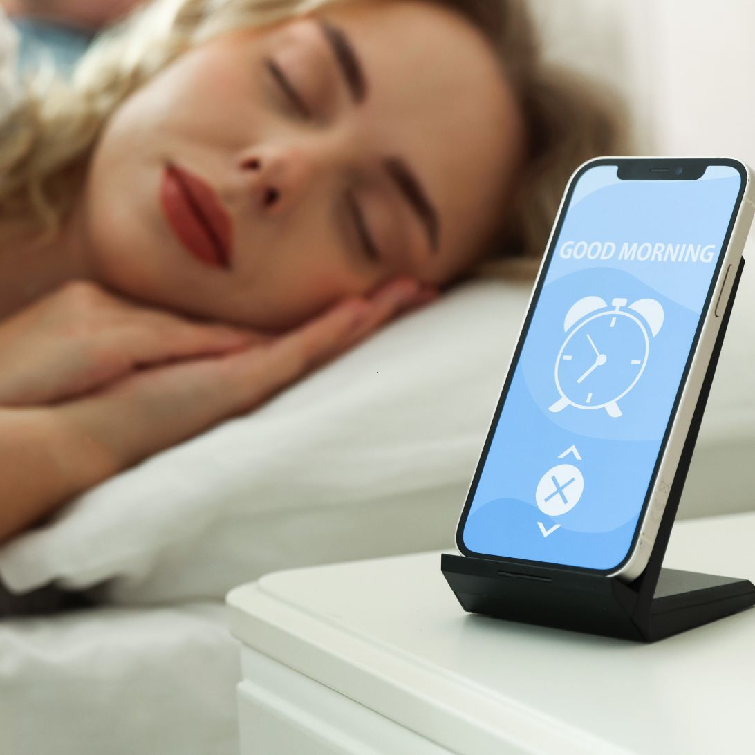 Vrouw gebruikt slaap-apps om haar slaapdata bij te houden