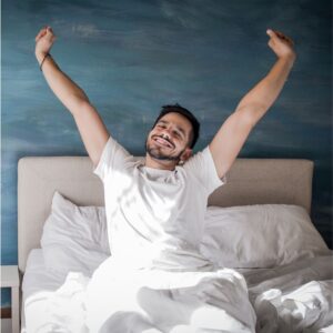 Man gebruikt slaapadvies voor een fijne ochtend om uitgerust wakker te worden
