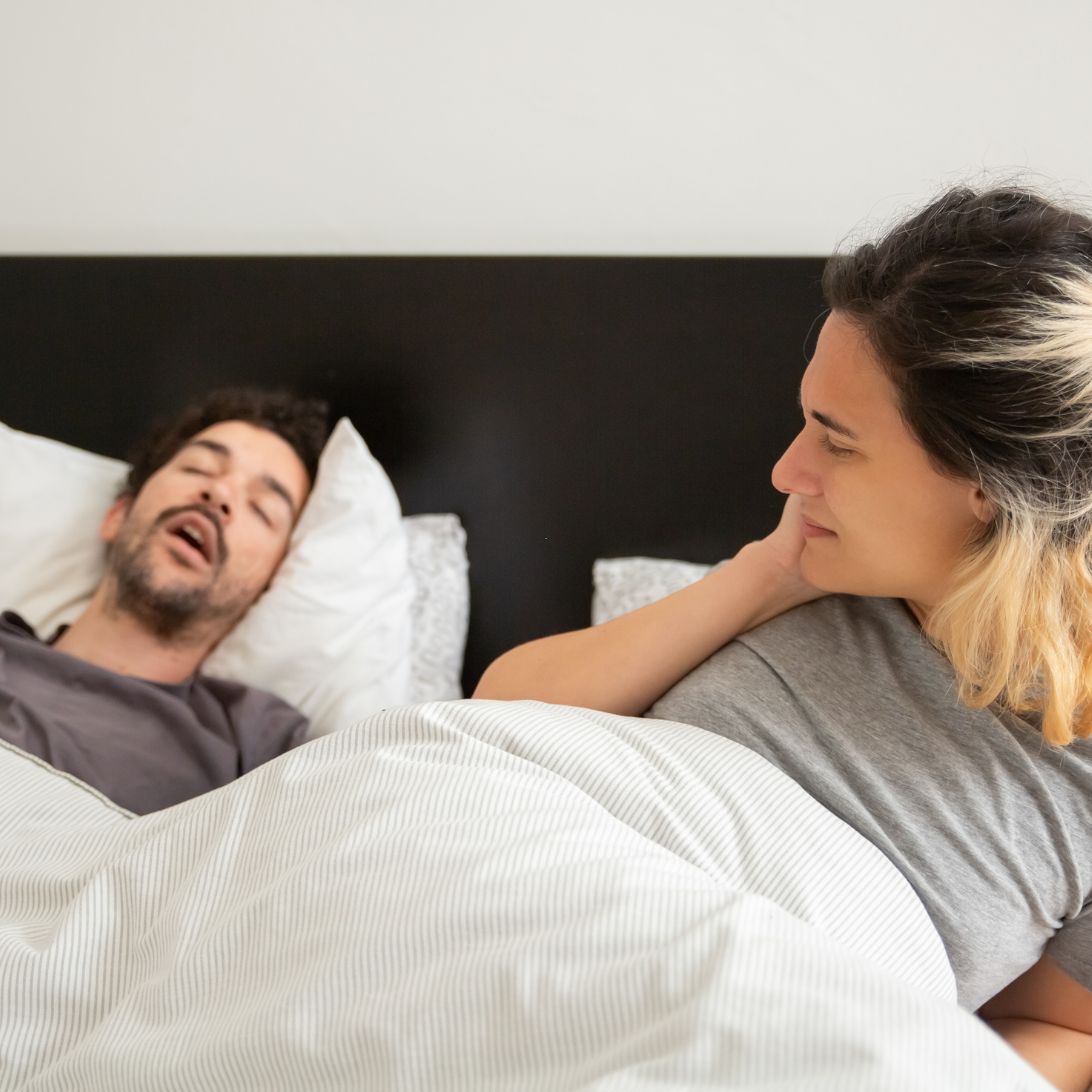 Vrouw heeft last van slaapjaloezie door slapende partner