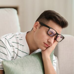Man valt overdag in slaap door slaapproblemen