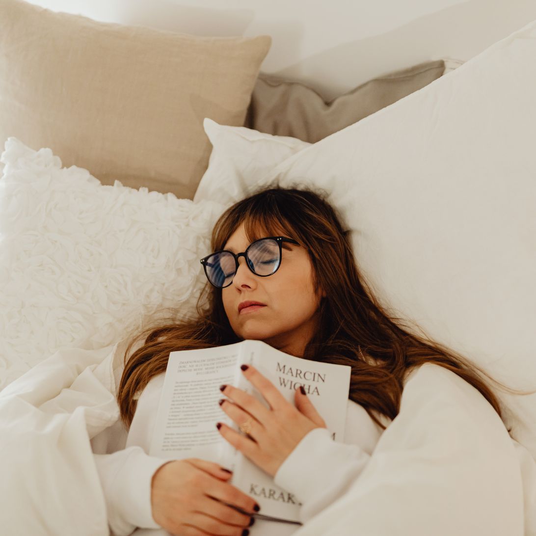 Vrouw is in slaap gevallen na lezen boek over slaapproblemen oplossen