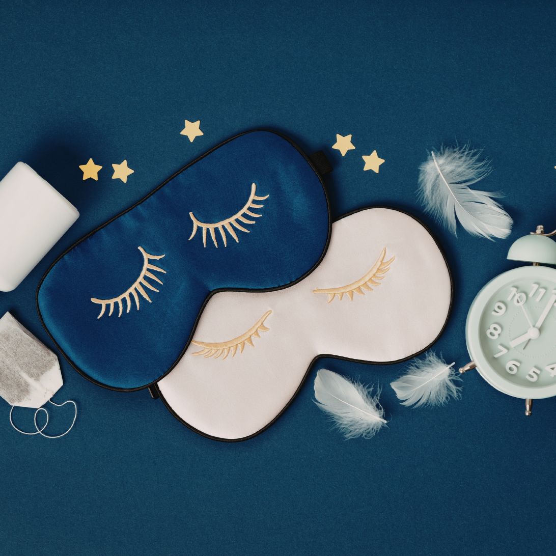 Spullen om te gebruiken voor een goede slaaproutine: thee, oogmasker, wekker en slaapmiddelen