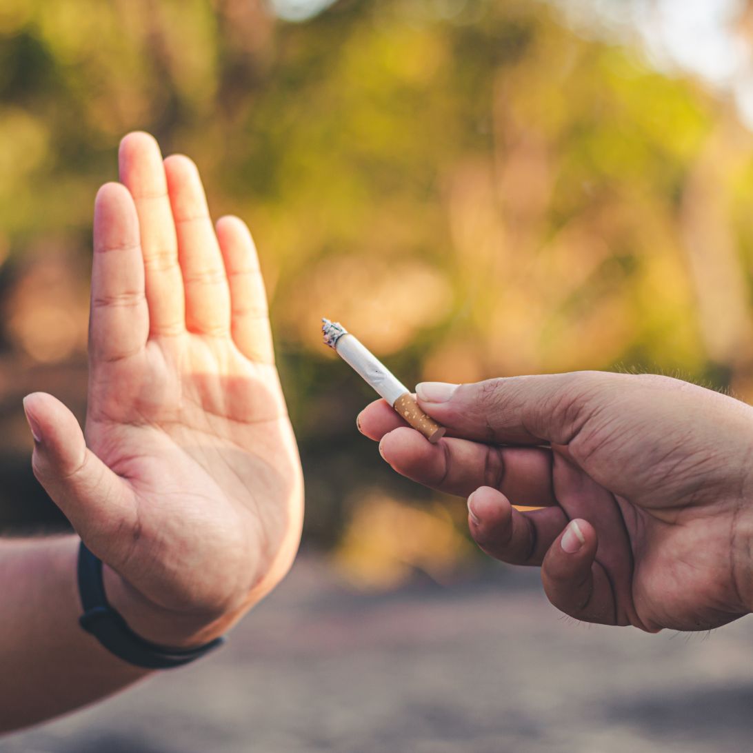 Man weigert roken, want zorgt later voor slecht slapen