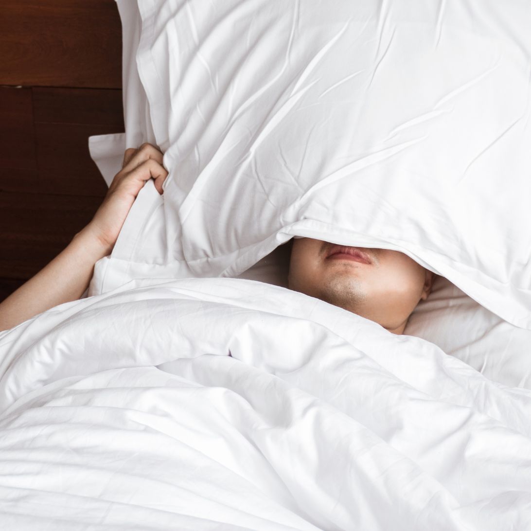 Persoon heeft last van fibromyalgie tijdens het slapen