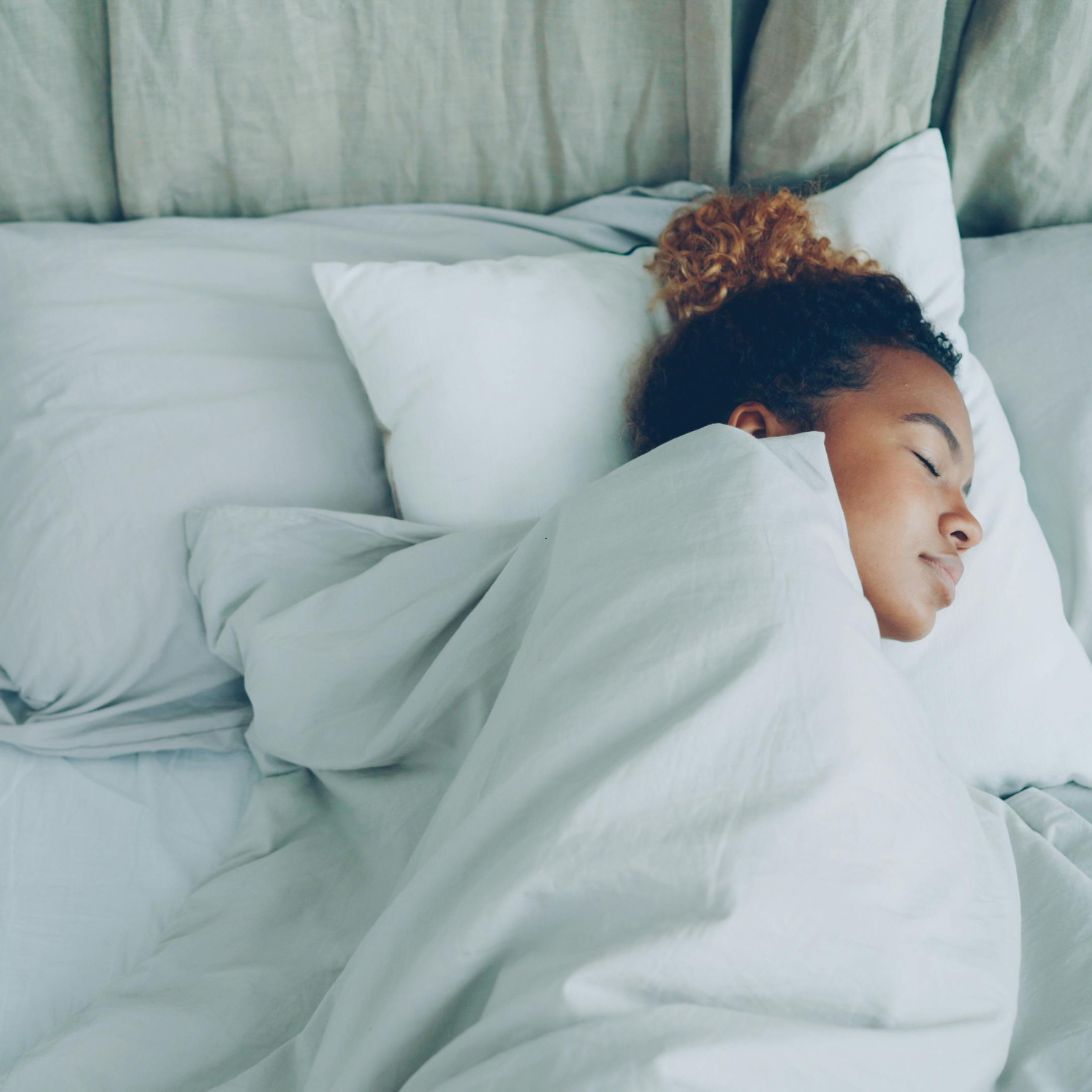 Vrouw probeert goed te slapen tijdens de herfst