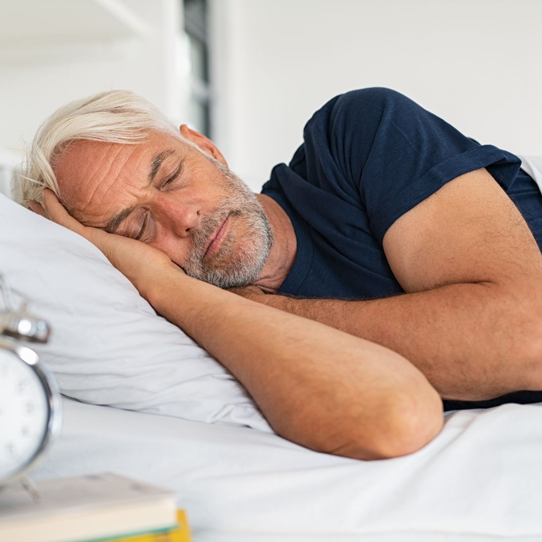 Man probeert te slapen met reuma, lukt  dankzij goed kussen