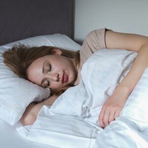 Vrouw ligt te slapen na gebruiken tips sneller in slaap vallen