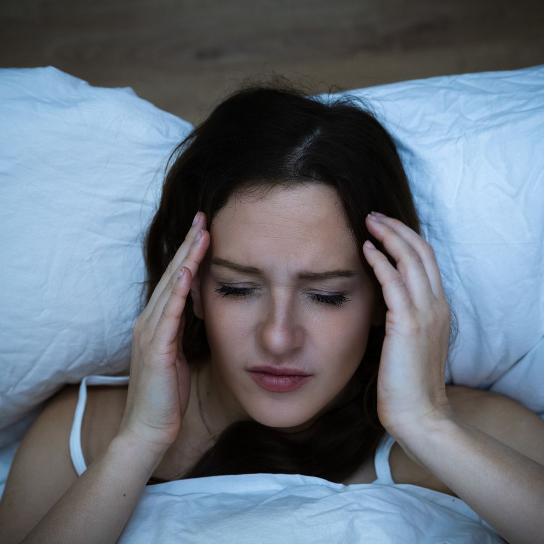 Vrouw heeft door stress last van slaapproblemen en ligt wakker