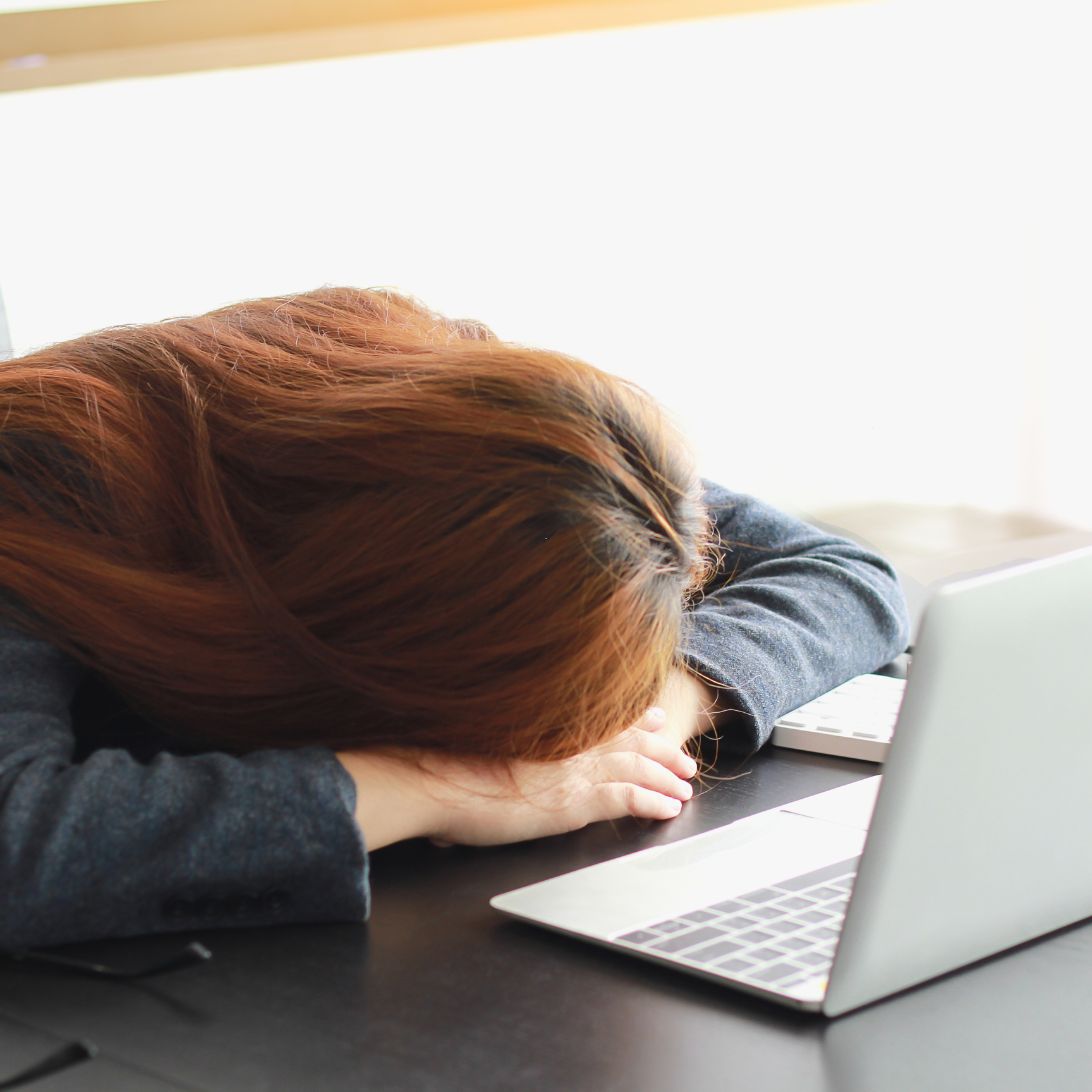 Vrouw is aan het slapen tijdens het thuiswerken