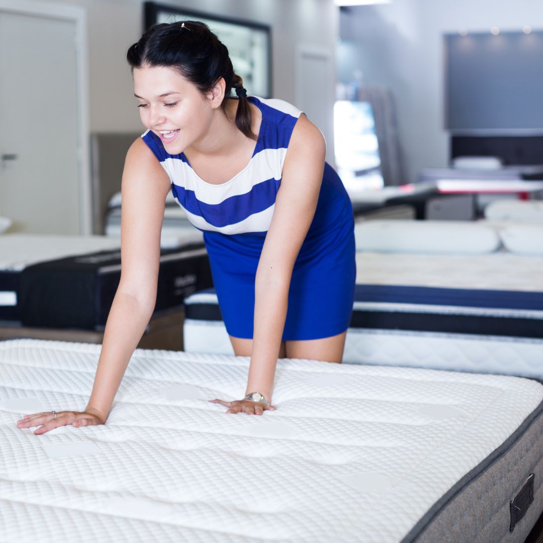 Vrouw gebruikt tips nieuw matras kopen om nieuw matras in winkel te vinden