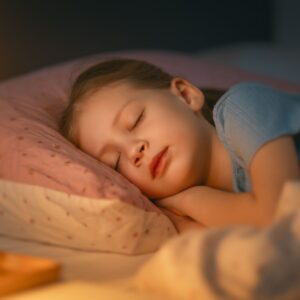 Kind ligt te slapen op traagschuim kindermatras