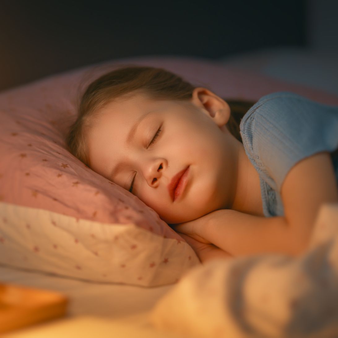 Kind ligt te slapen op traagschuim kindermatras