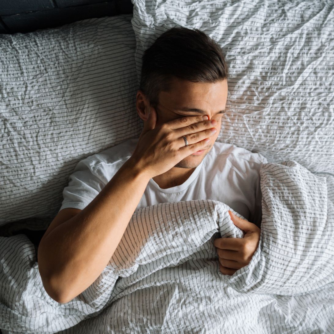 Man probeert tweefasen slaap en ligt wakker tussen twee slaapjes