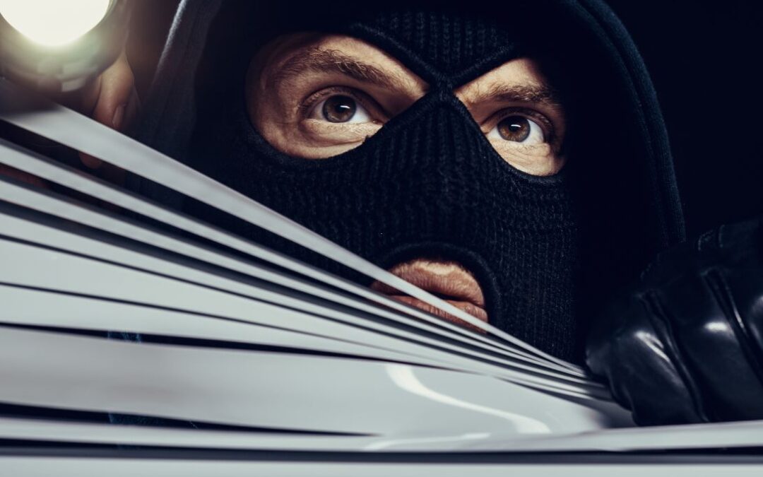 Doorslapen tijdens een inbraak: waarom veilig slapen belangrijk is