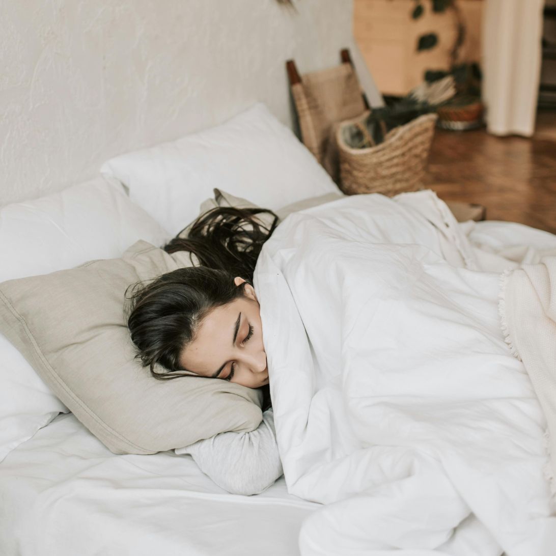 Vrouw ligt te slapen onder verzwaringsdeken