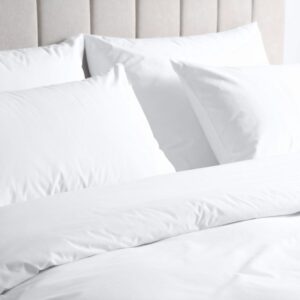 Opgemaakt bed met hoofdkussens