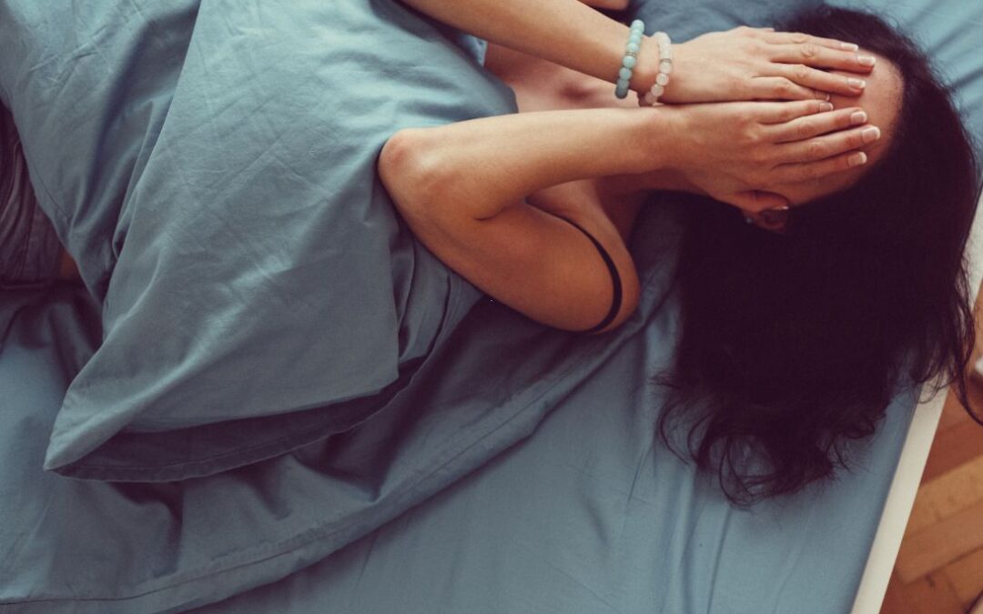 Waarom draaien en woelen in bed helemaal niet zo slecht is