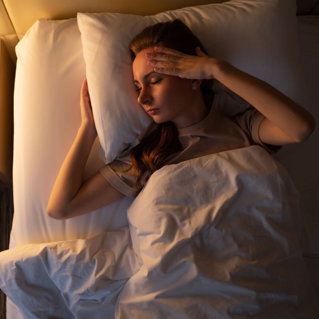 Vrouw ligt te woelen in bed