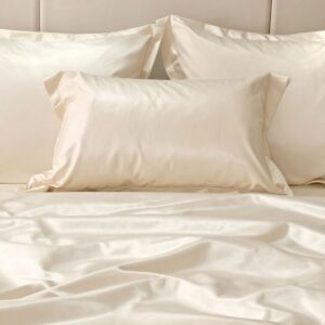 Bed met zijden dekbed en zijden kussenslopen