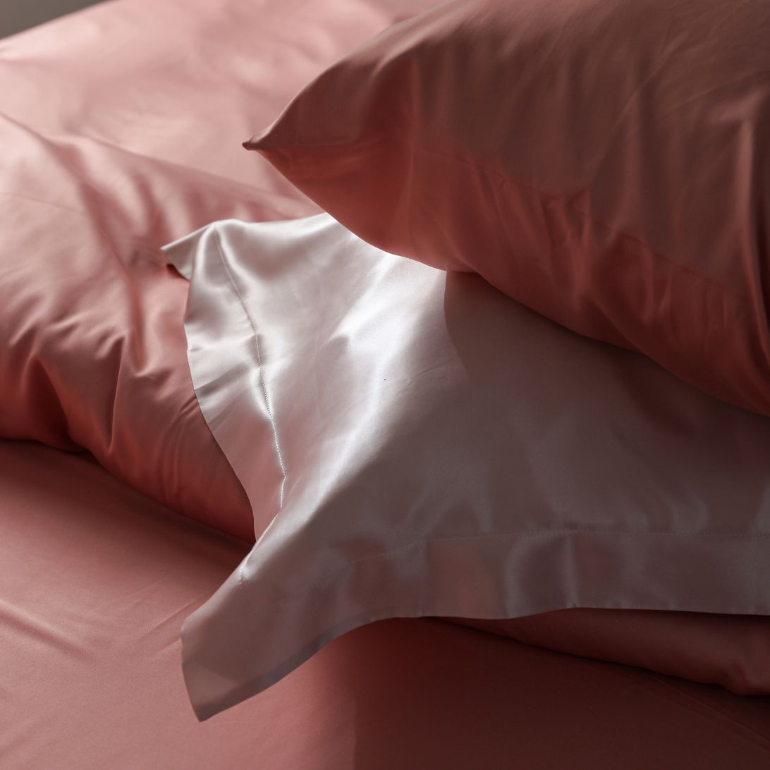 Zijden dekbed en zijden kussensloop, in de kleur roze