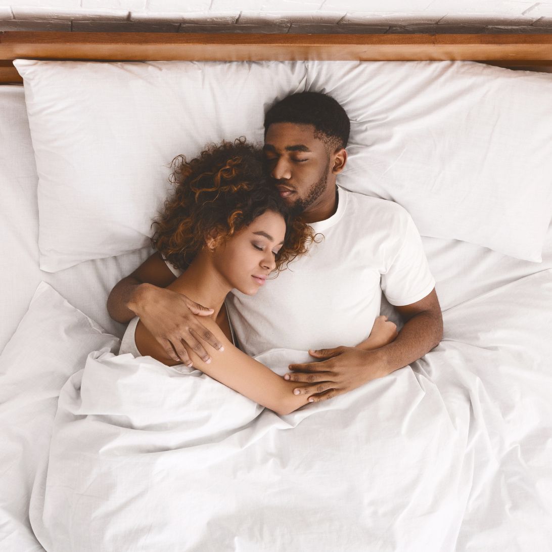 Man en vrouw genieten samen van meer slaap, voordelig voor relatie